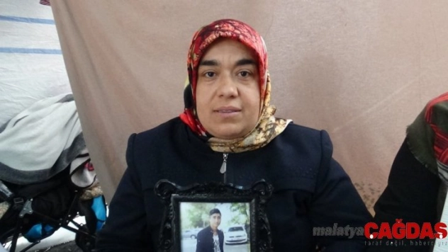 Evladına kavuştu, annelere destek için oturmaya devam ediyor