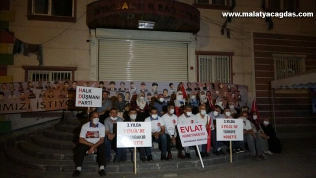 Evlat nöbeti tutan acılı aileler gece nöbetine devam ediyor