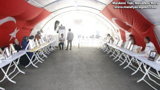 Evlat nöbetindeki abla Hayriye Akyüz: 'Bunların tek amacı şu cennet vatanı Suriye yapmak'