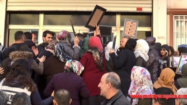 Evlat nöbetindeki aileler, HDP binası önünde 'kahrolsun PKK ve HDP' sloganı atıp, binanın camlarını kırdı