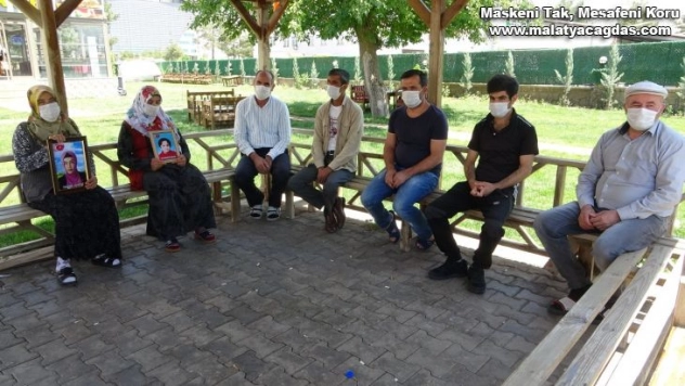 Evlat nöbetindeki aileler kısıtlamaya rağmen direniyor