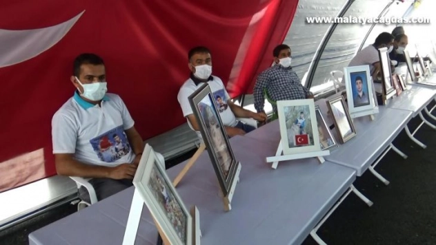 Evlat nöbetindeki aileler, tüm kararlılıkla çocuklarını bekliyor