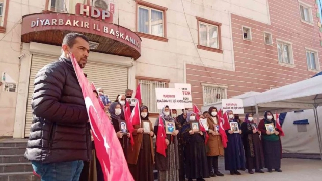 Evlat nöbetindeki ailelerin destansı direnişi 900'ncü gününde: 263 aile katıldı, 34 aile evladına kavuştu