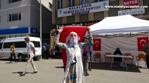 Evlat nöbetindeki anne, teslim olan 3 kişi için Türk bayrağıyla halay çekti
