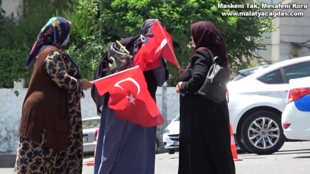 Evlat nöbetine katılan anne Türk Bayrağını görünce sarılarak öptü