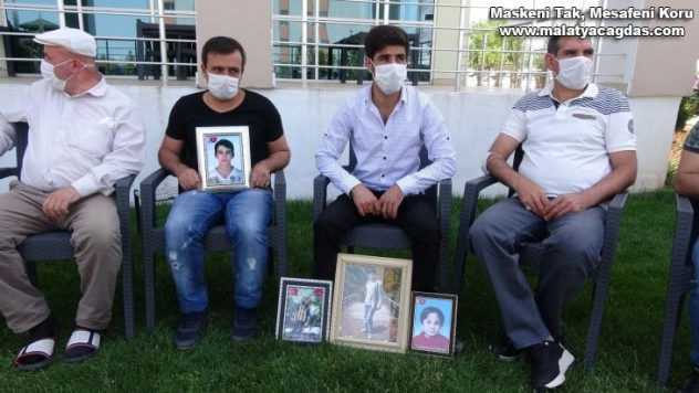 Evlatları gelmediği sürece bayramı gözü yaşlı karşılıyorlar