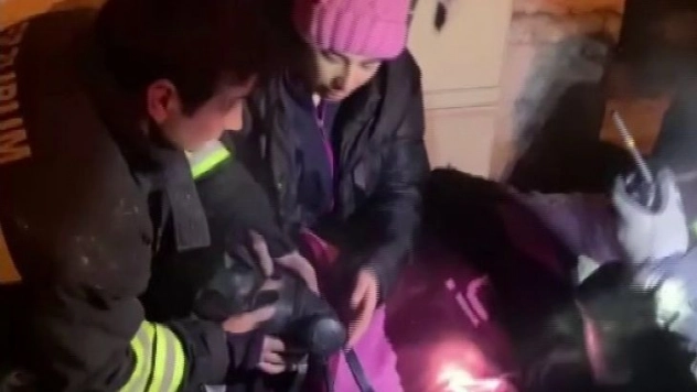 Evlerinde çıkan yangında mahsur kalan Afganlı aileyi itfaiye ekipleri camdan çıkararak kurtardı