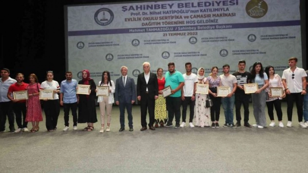 Evlilik okulunda Nihat Hatipoğlu çiftlere evliliğin önemi ile ilgili bilgiler verdi