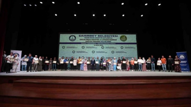 Evlilik okulundan 653 çift daha mezun oldu