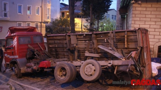 Eyüpsultan'da iplik yüklü kamyonetin kasası devrildi