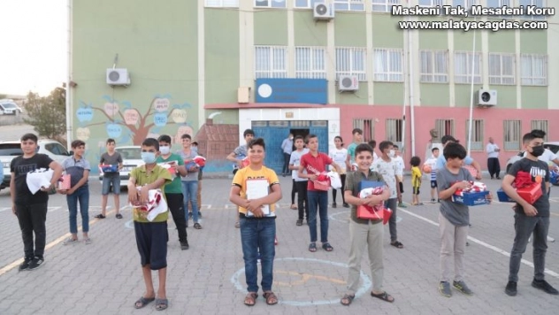 Eyyübiye'de öğrencilere eğitim seti ve spor malzemesi dağıtıldı