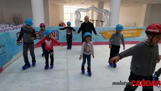 Ezine'de öğrenciler yarı yıl tatilini buz pateni yaparak geçiriyorlar