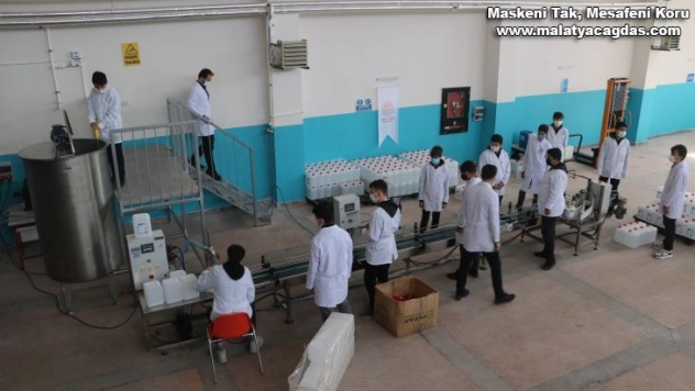 Fabrika gibi okul, öğrenciler hem üretip hem para kazanıyor