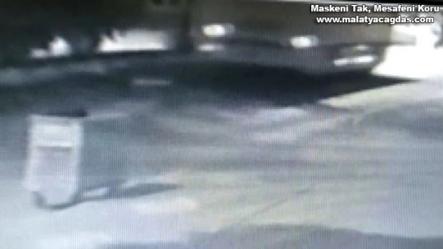 Fabrika işçilerini taşıyan otobüsün devrilme anı kamerada