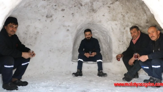 Fabrikanın bahçesine kardan ev yaptılar