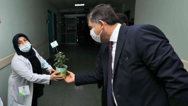 Fadıloğlu, sağlık çalışanlarını ziyaret etti