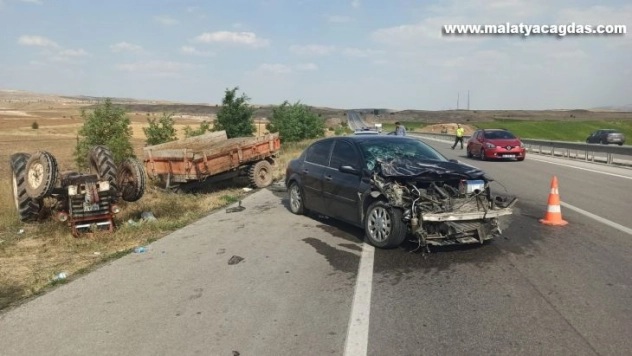 Fark etmediği traktöre arkadan çarptı: 3 yaralı