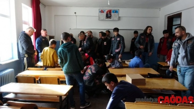 Farklı illerden Isparta'ya gelen motosikletçilerden öğrencilere 'ısıtan' destek