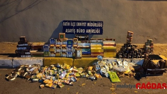 Fatih'te 300 kiloyu aşkın kaçak nargile tütünü ele geçirildi