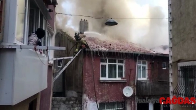 Fatih'te korkutan gecekondu yangını