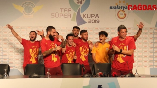 Fatih Terim ve futbolculardan basın toplantısı sırasında kutlama