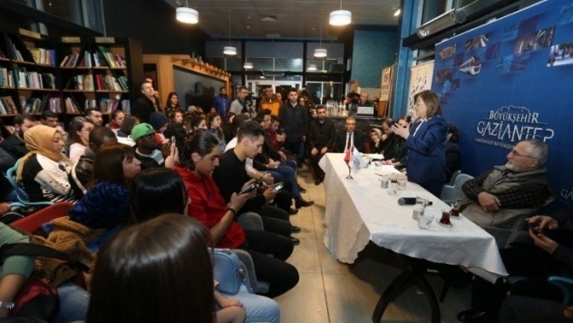 Fatma Şahin, kitap kafede gençlerle buluştu