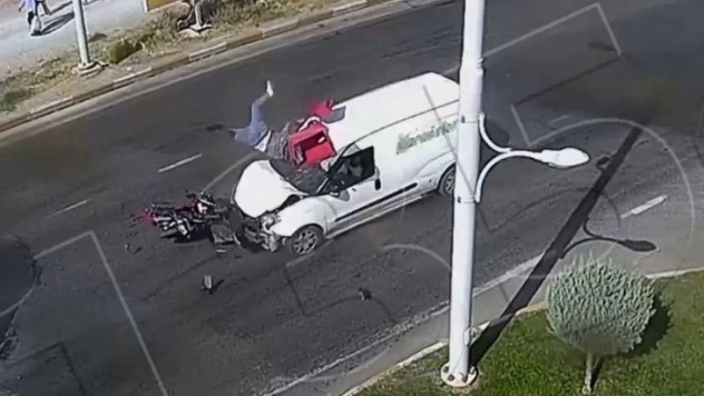 Feci Kazada Motosiklet Sürücüsü Havaya Uçtu