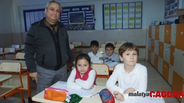 Fedakar öğretmen takdir topluyor