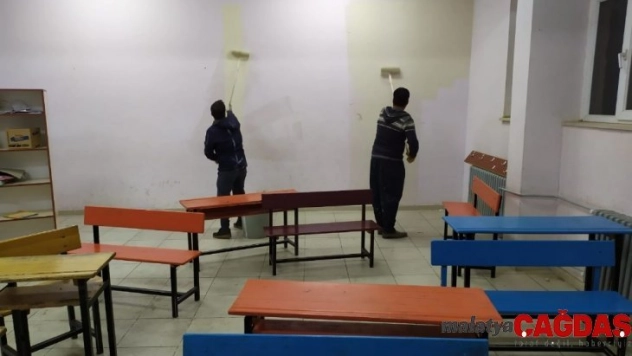 Fedakar öğretmenlerden okul boyama çalışması
