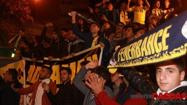 Fenerbahçeli taraftarlardan galibiyet coşkusu