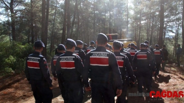 Fethiye'de kaçak yapıldığı belirlenen istinat duvarı iş makinesiyle yıkıldı