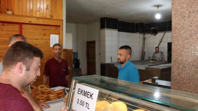 Fırıncılar 4 TL olmasını istiyor, 3 buçuk TL'ye ekmek satan fırınlara ceza yağdı