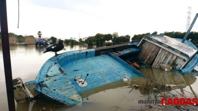 Fırtına balıkçı barınağını vurdu
