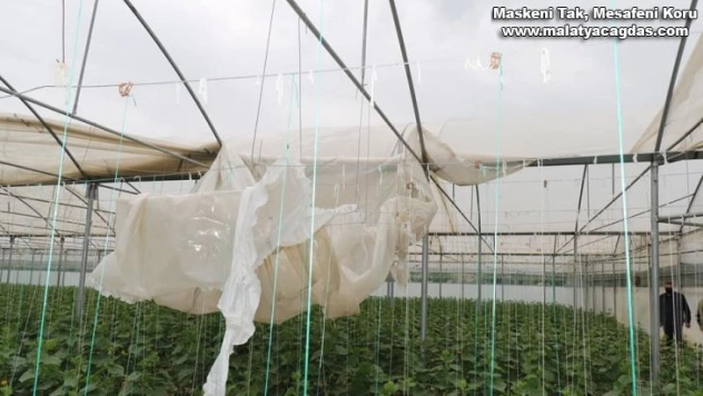 Fırtına bazı seralara zarar verdi