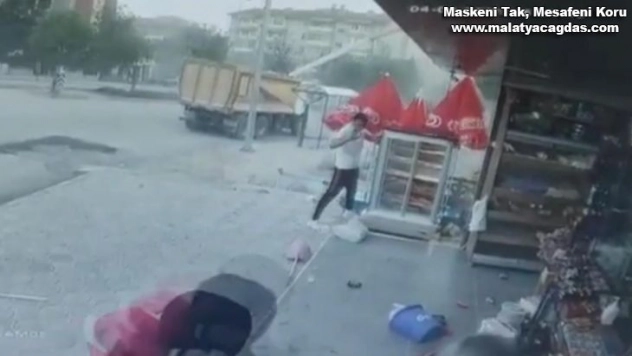 Fırtına dondurma dolabını savurdu, o anlar kameraya yansıdı