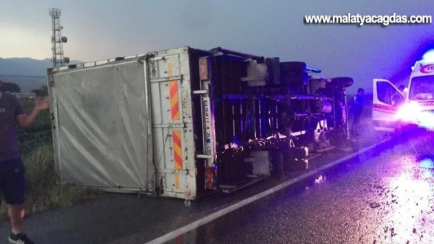 Fırtına kamyon devirdi: 3 yaralı