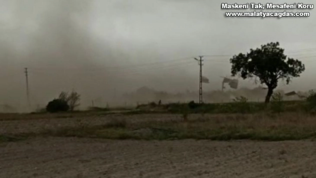 Fırtına toz bulutları oluşturdu, binaların çatı ve dış yalıtımını söktü