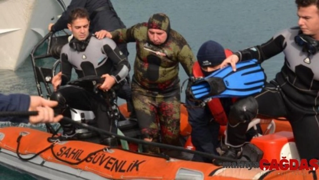 Fırtınada balık avına çıkan baba oğlu sahil güvenlik kurtardı