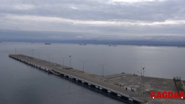 Fırtınadan kaçan gemiler Sinop Limanı'na sığındı