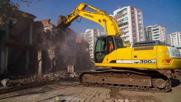 Fiyatları 2 milyonu bulan binalar arasında kalan yapıların yıkımına başlandı