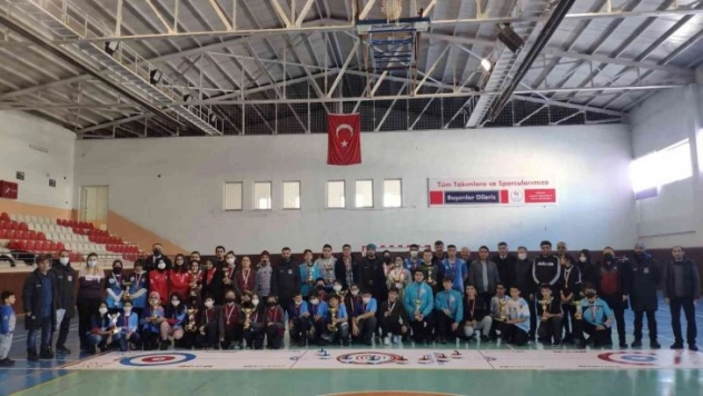 Floor curlingte şampiyonlar belli oldu