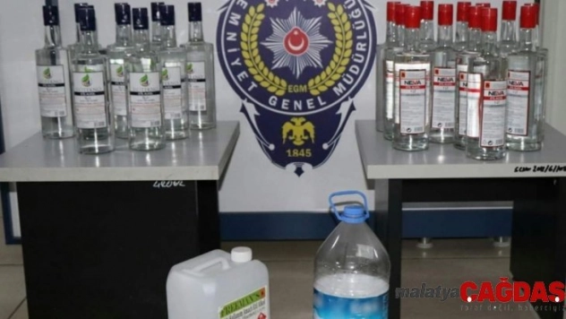 Foça'da yılbaşı öncesi bin 229 şişe kaçak içki ele geçirdi