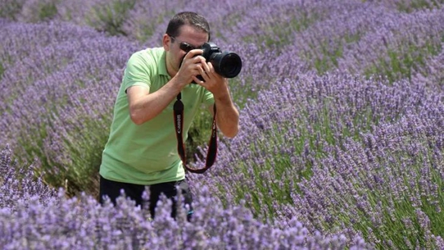 Fotoğraf sanatçısı Ayan,  fotoğraf hikayelerini kitaplaştırdı