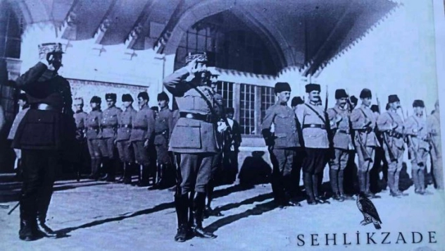 Fransız askerlerin Türk sancağını selamladığı fotoğraf gün yüzüne çıktı