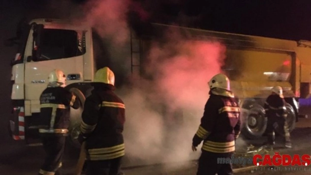 Fren balatası ısınan kamyon yandı