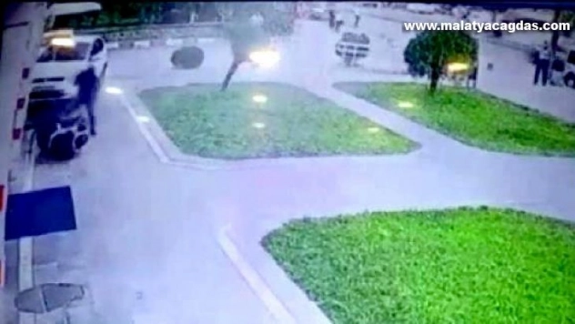 Fren yerine gaza basan sürücü, az kalsın ATM'de işlem yapan 3 kişiyi eziyordu