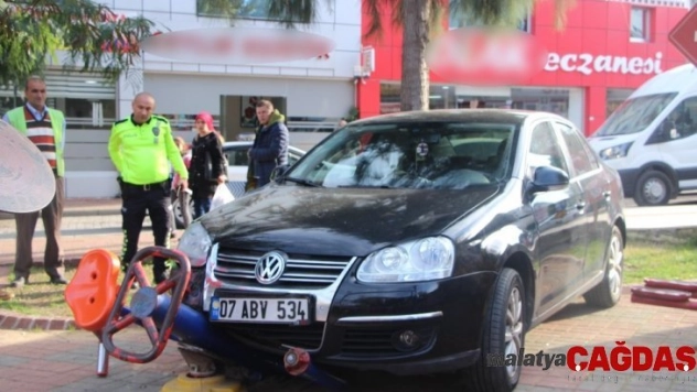 Fren yerine gaza basınca parktan içeri girdi, spor yapan kadına çarptı: 1 yaralı