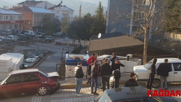 Freni boşalan kamyonet, 4 otomobilde maddi hasara yol açtı