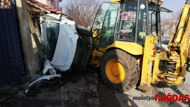 Freni boşalan kepçe park halindeki otomobillere çarptı: 2 yaralı