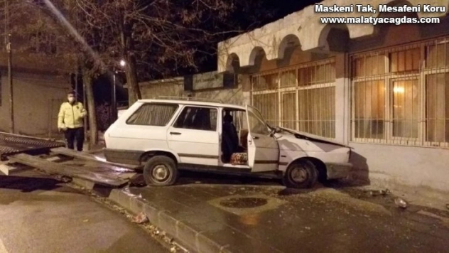 Freni boşalan otomobil duvara çarptı: 3 yaralı